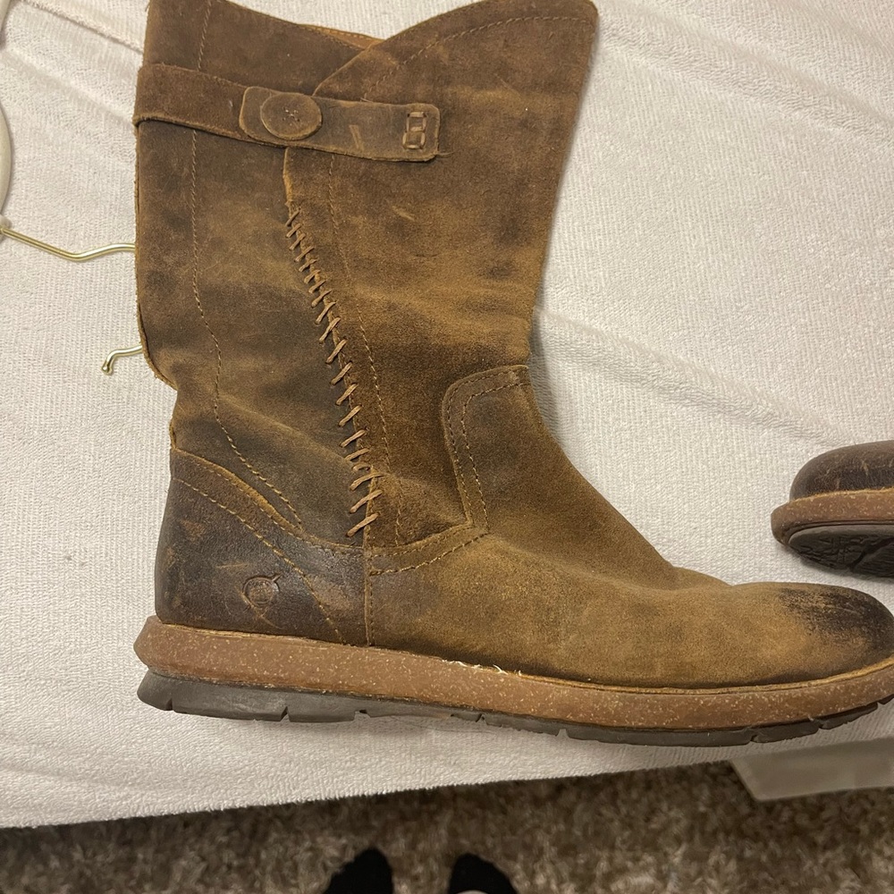 Very comfortable Born boots.Only worn a few times.